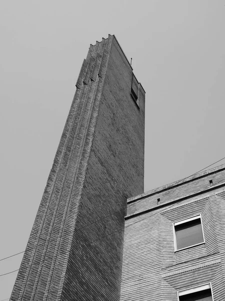 Edificio Dogane (Aduana) en Milán, blanco y negro — Foto de Stock