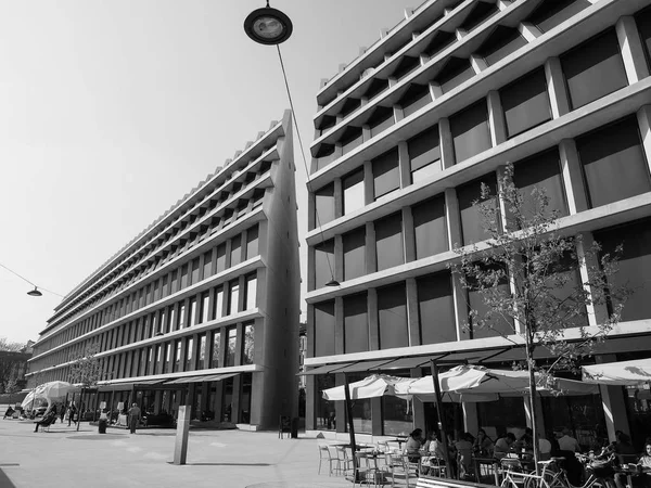 Fondazione Feltrinelli a Milano, in bianco e nero — Foto Stock