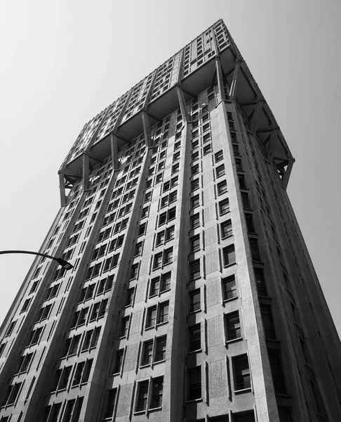 Torre Velasca v Miláně, černá a bílá — Stock fotografie