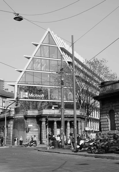 De Stichting Feltrinelli in Milaan, zwart-wit — Stockfoto