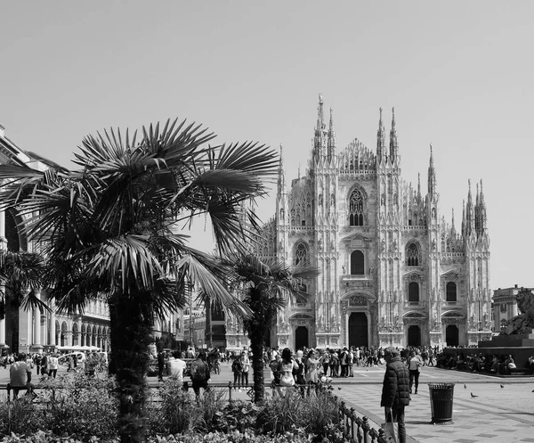 Ember a város központ Milánóban, fekete-fehér — Stock Fotó