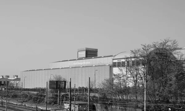 Hangar Bicocca i Milano, svart och vitt — Stockfoto