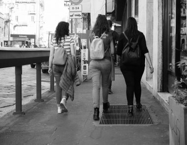 Milan, siyah ve beyaz şehirdeki insanların Merkezi