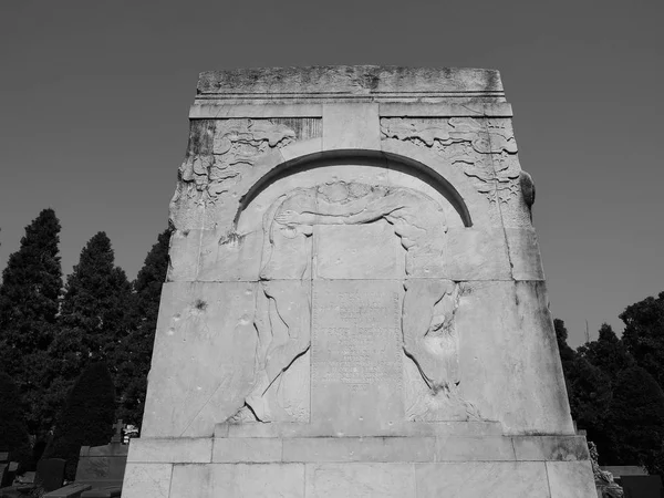 托斯卡尼尼坟墓在德尔奇米泰罗 Monumentale (不朽的公墓) 在米兰, 黑白 — 图库照片