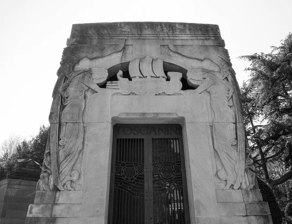 Toscanini hrob na Cimitero Monumentale (monumentální hřbitov) v Miláně, černá a bílá — Stock fotografie