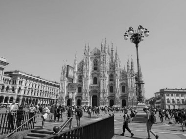 Milan, siyah ve beyaz şehirdeki insanların Merkezi