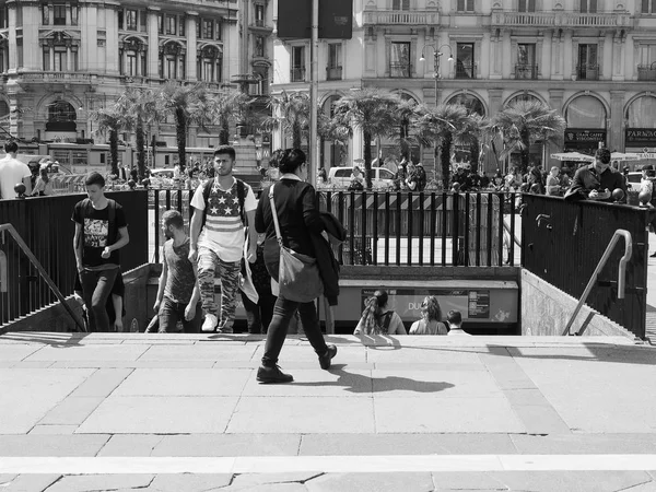 Ludzie w mieście centrum w Mediolanie, czarno-białe — Zdjęcie stockowe