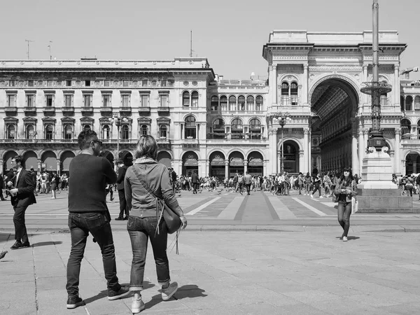 Pessoas no centro da cidade em Milão, preto e branco — Fotografia de Stock
