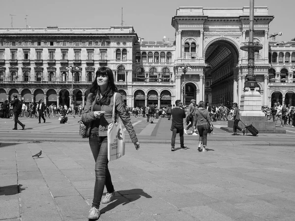 Personas en el centro de Milán, blanco y negro —  Fotos de Stock