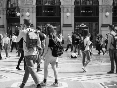 Milan, siyah ve beyaz şehirdeki insanların Merkezi