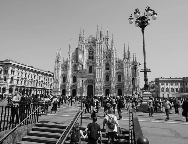 Persone in centro a Milano, in bianco e nero — Foto Stock