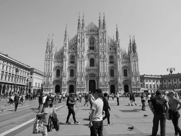 People in city centre in Milan, black and white — Stock Photo, Image