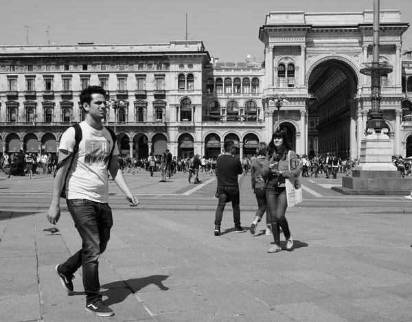 Lidé ve městě centra v Miláně, černá a bílá — Stock fotografie