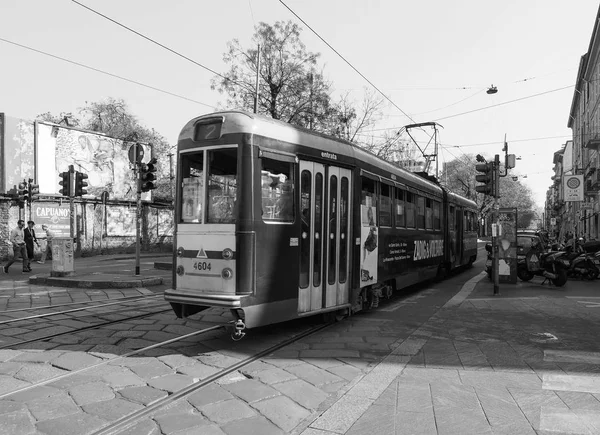 Tranvía Vintage en Milán, blanco y negro — Foto de Stock
