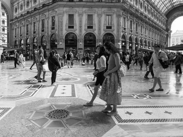 Люди в центре Милана, черно-белые — стоковое фото
