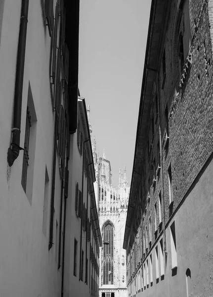 Duomo (que significa Catedral) em Milão, preto e branco — Fotografia de Stock