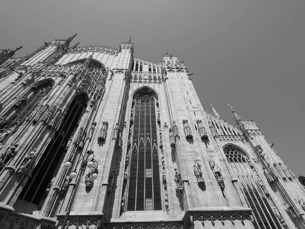 Duomo (czyli Katedra) w Mediolanie, czarno-białe — Zdjęcie stockowe