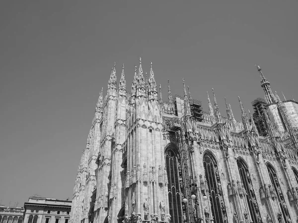 Duomo (czyli Katedra) w Mediolanie, czarno-białe — Zdjęcie stockowe