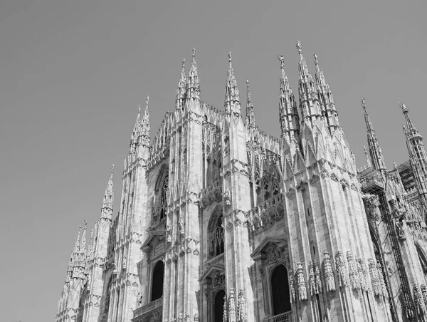 Duomo (dvs katedralen) i Milano, svart och vitt — Stockfoto