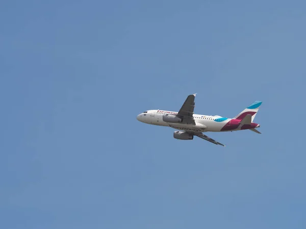 Eurowings Airbus A319-132 flying in Koeln — Stock Photo, Image