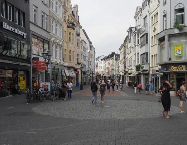 Ludzie w centrum Bonn — Zdjęcie stockowe