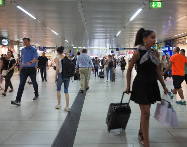 Ταξιδιώτες στο σταθμό Duesseldorf Hauptbahnhof — Φωτογραφία Αρχείου