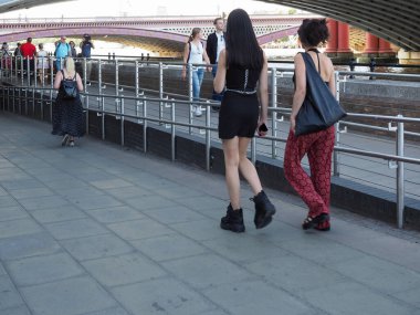 Londra 'da Thames nehri kaldırımındaki insanlar