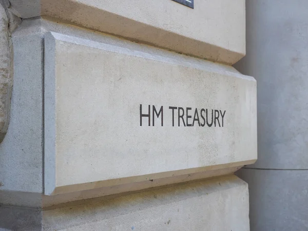 런던에 있는 HM 재무 부 간판 — 스톡 사진