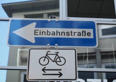 Einbahnstrasse (Tek yön) Almanca trafik işareti