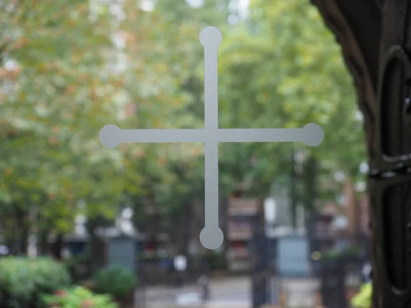 Христианский крест на окне церкви — стоковое фото