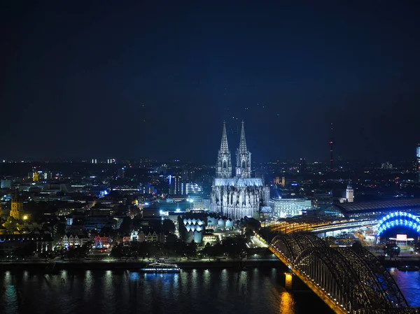 Nachtansicht des Peterdoms und der Hohenzollernbrücke — Stockfoto