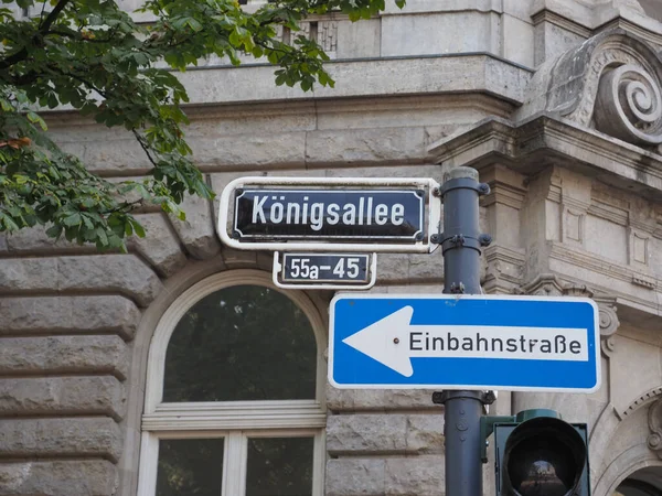 Koeningsallee (King's Avenue) and Einbahnstrasse (One Way street — Stock Photo, Image