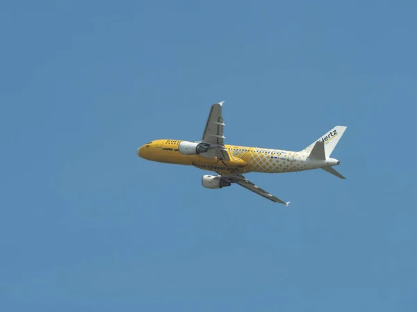 Eurowings Airbus A320-200 voando em Koeln — Fotografia de Stock