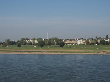 Duesseldorf 'ta Rhein Nehri manzarası