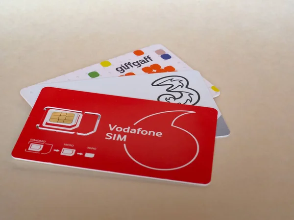 LONDRES - PTU 2019: Cartões SIM Vodafone, Three e Giffgaff — Fotografia de Stock