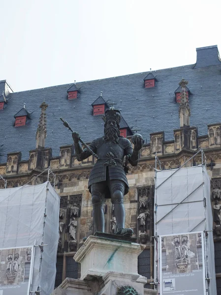 Karlsbrunnen (fontein van Karel de Grote) in Aken — Stockfoto