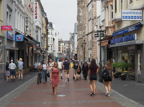 Menschen in der Bonner Innenstadt — Stockfoto