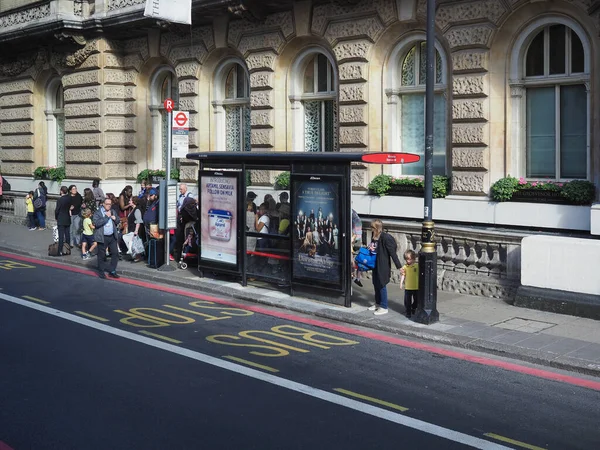 Busshållplats i London — Stockfoto