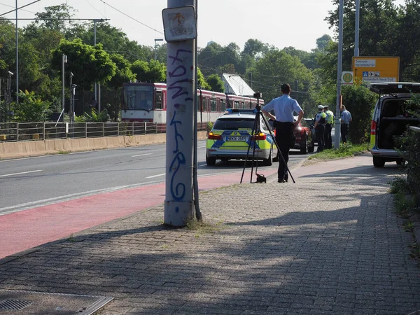 Polícia com câmera de velocidade em Duesseldorf — Fotografia de Stock