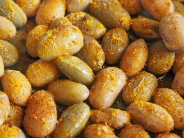 Köri fasulyesi sebzeleri köri ile doldurur.