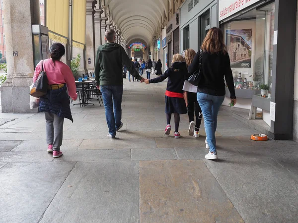Personas en el centro de Turín — Foto de Stock