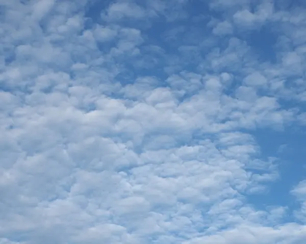 Blå himmel med moln bakgrund — Stockfoto