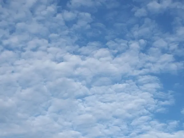 Blå himmel med moln bakgrund — Stockfoto