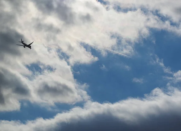 Silhouette piano sopra il cielo — Foto Stock