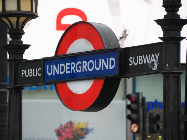 Sinal de metrô público subterrâneo em Londres — Fotografia de Stock