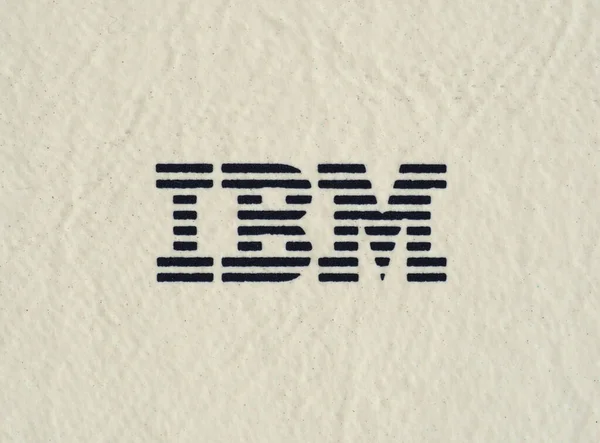 НЬЮ-ЙОРК - NOV 2019: знак IBM на механической технической обложке — стоковое фото