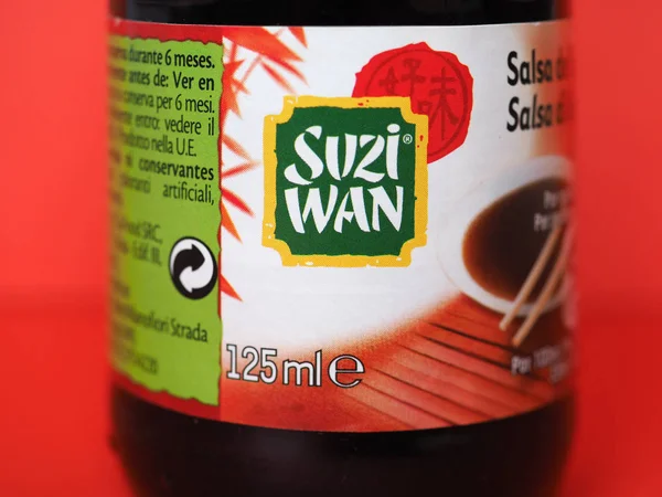 AMSTERDAM - NOV 2019: Botella de salsa de soja Suzi Wan — Foto de Stock