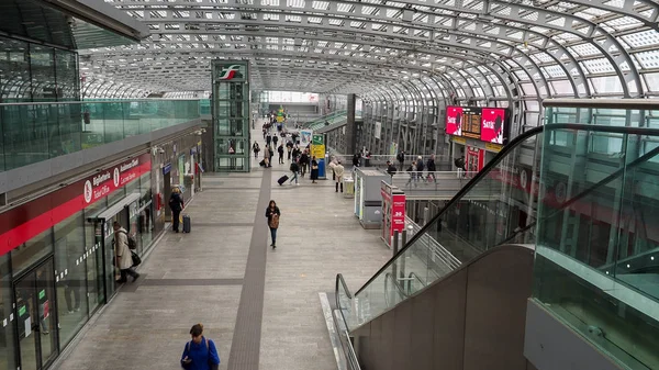 Porta Susa istasyonu gezginler Turin — Stok fotoğraf