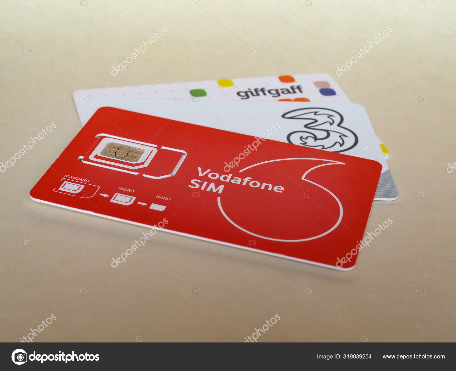 LONDRES - OCTUBRE 2019: Vodafone, Tres y tarjetas SIM Giffgaff — Foto  editorial de stock © claudiodivizia #319039254