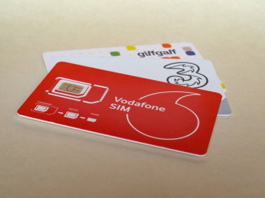Londra - Ekim 2019: Vodafone, Three and Giffgaff sim kartları